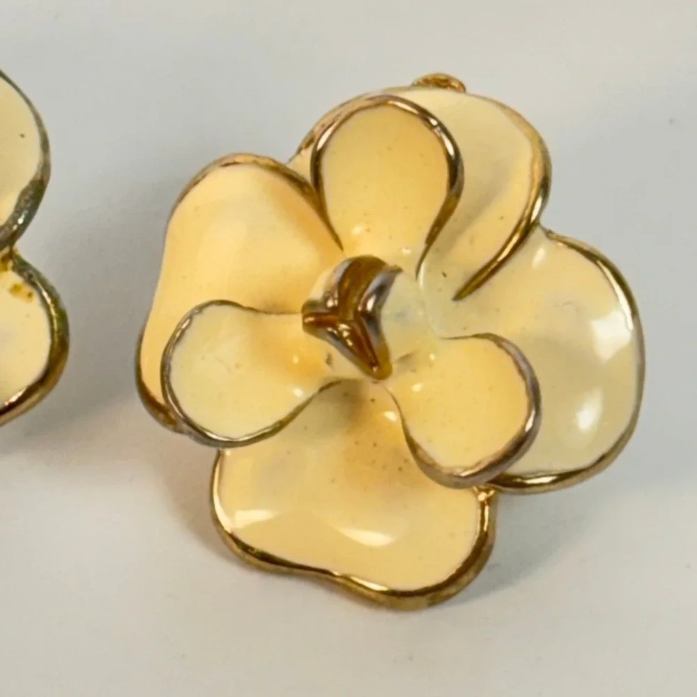 Vintage Flower Stud Earrings Cream Enamel Gold Tone Boho Cottagecore Y2K